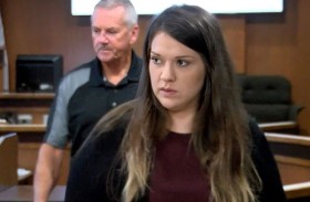 الإعدام لشابة مزّقت بطن صديقتها الحامل 