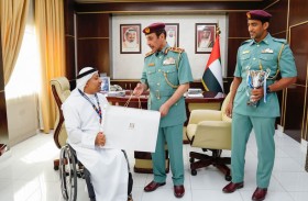 قائد شرطة عجمان يكرم عددا من الموظفين المتميزين 