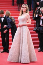 الممثلة والمخرجة الأمريكية أنجلينا جولي لدى حضورها عرض فيلم «إدينجتون» في مهرجان كان السينمائي. (ا ف ب)