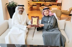 الفجيرة الثقافية تكرّم حنظل والقدسي بدرع مسبار الأمل