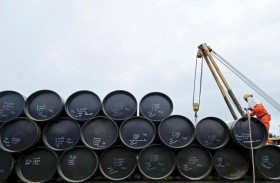 تراجع العقود الآجلة للنفط مع توقعات قاتمة للطلب بفعل الوباء