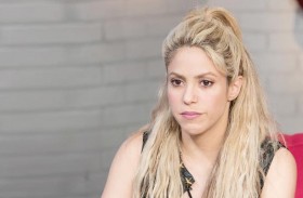 خنزيران برّيان يهاجمان شاكيرا وابنها! 