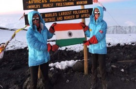 أصغر توأم في العالم تتسلقان أعلى 7 قمم