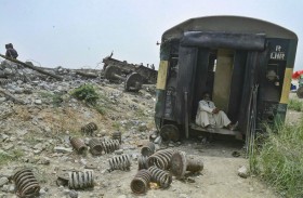 عمليات بحث بالركام بعد حادث القطار في باكستان 