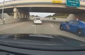 الشرطة تستخدم أداة مبتكرة لشلّ سيارة مسروقة