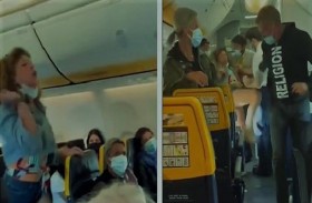 تعتدي على ركاب طائرة بسبب كمامة