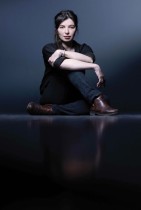 الكاتبة والممثلة والمخرجة الفرنسية العراقية تمارا السعدي خلال جلسة تصوير في باريس. ا ف ب