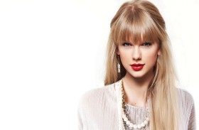 تغريم تايلور سويفت 32 مرة بسبب قذارة الرصيف أمام منزلها