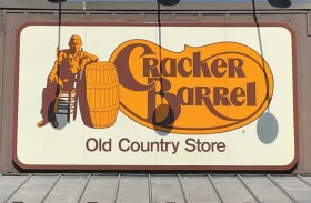 بعد غضب ترامب.. مطاعم «كراكر باريل» تعود لشعارها القديم