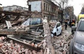 سقوط جدار منزل على سيارة بسائقها 