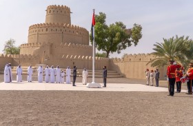 طحنون بن محمد يرفع العلم  في قلعة الجاهلي بمدينة العين