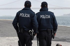 يلف رأس ضحيته بورق قصدير ويسلمها للشرطة