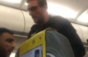 كتب أنا أحب الله في الطائرة.. تفاصيل احتجاز مصري 