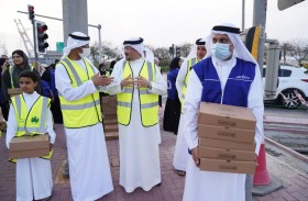 جمارك دبي توزع 10000 وجبة لكسر الصيام على الطرق الرئيسية