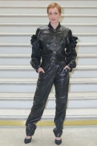 الممثلة الألمانية ليوني بينيش لدى وصولها إلى عرض أزياء شانيل لخريف وشتاء 2025-2026 في باريس. «ا ف ب»