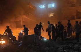 سماعة طبية تنتشل ضحايا من تحت ركام الغارات