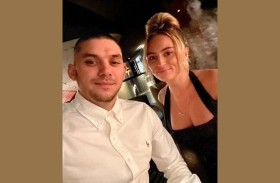 شبح جندي ميت يقف خلف زوجين 