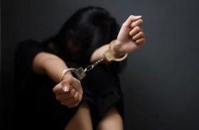 سيدة تقتل أطفالها الثلاثة