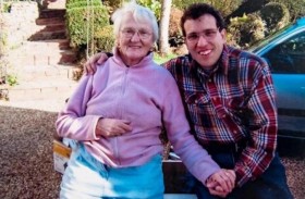 يحتفلان بزواجهما الـ 17 رغم فارق عمر 40 سنة 