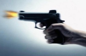 يقتل زميله بمسدس أمام المعلم والطلاب