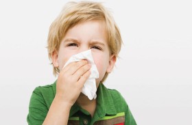 السعال والعطاس قد يشير إلى إصابة الطفل بفيروس بوكا البشري