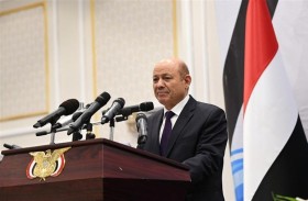 العليمي يتعهد بصرف المرتبات والتخفيف من المعاناة الإنسانية في اليمن