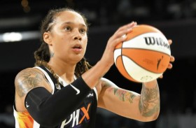 محكمة روسية تمدد احتجاز نجمة السلة الأمريكية غرينير