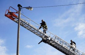 إنقاذ قط علق لأيام فوق عمود 