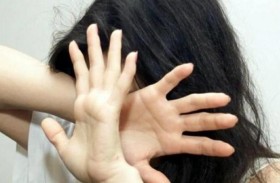 ينهال ضرباً على رأس زوجته بقوالب الطوب