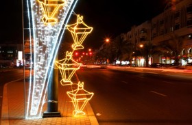 شوارع مدينة العين تتزين احتفاء بشهر رمضان المبارك