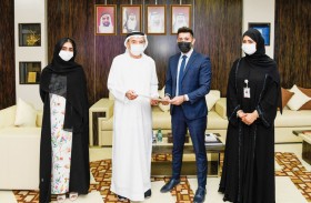 الرئيس الأعلى لجامعة الإمارات يستقبل الطلبة الفائزين بجوائز  التميّز 20-2021