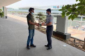 شرطة أبوظبي والبلدية تنفذان مبادرة سقياهم لحماية العمال من حرارة الشمس