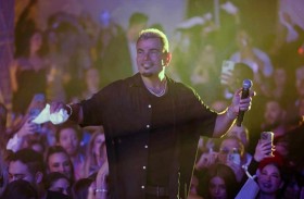 عمرو دياب يخطف الأنظار بـ «نيولوك» جديد في الرياض