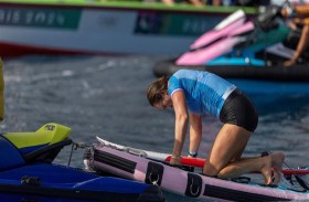 برميل أسقطها في المياه.. دموع البطلة مور تغطي وجهها