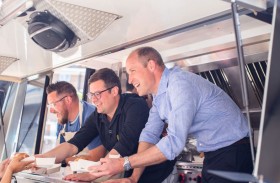 الأمير وليام يقدم الطعام على عربة برغر