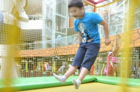 حادث مروع لطفل أثناء القفز على الترامبولين