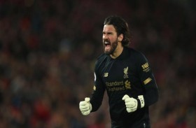 حارس ليفربول يشعل تحدي غسل اليدين