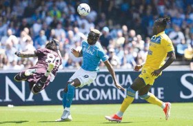 نابولي يتلقى ضربة لآماله في التأهل إلى دوري الأبطال 