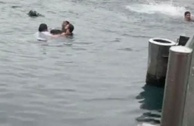 يقفزون في البحر لإنقاذ صديقهم الغريق لكنهم يفشلون