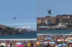 طائرة كادت ترتطم بالمصطافين على الشاطئ