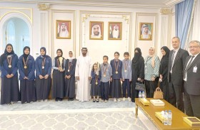 مسلم بن حم يكرم الطلبة الفائزين بكأس شيفرون للقراء من مدرسة دار العلوم