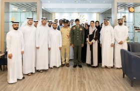 أحمد بن طحنون يطلع على أنشطة مركز بطاقة إسعاد في شرطة دبي