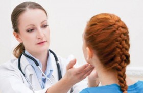 طبيب يكشف عن كيفية فحص الغدة الدرقية