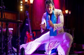 يحطم رقما قياسيا بتأديته أغاني بريسلي 