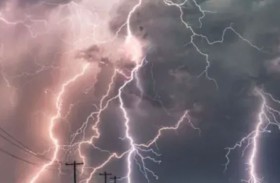 البرق يُلوث الهواء مثل عوادم المركبات.. وأيضاً ينقيه!