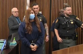 تحبس رضيعتها في قفص وتسافر للتنزه