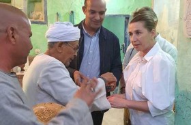 رئيسة وزراء الدنمارك تزور شيخ النحاتين في الأقصر 
