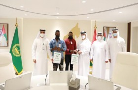 شرطة دبي تكرم مقيمين تقديراً لتعاونهما