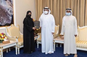 ولي عهد الفجيرة يستمع من عائشة الصريدي إلى شرح عن مشاركة المستهلك في النظام الصحي بالدولة