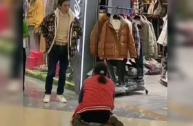 تستجدي زوجها لشراء سترة شتوية